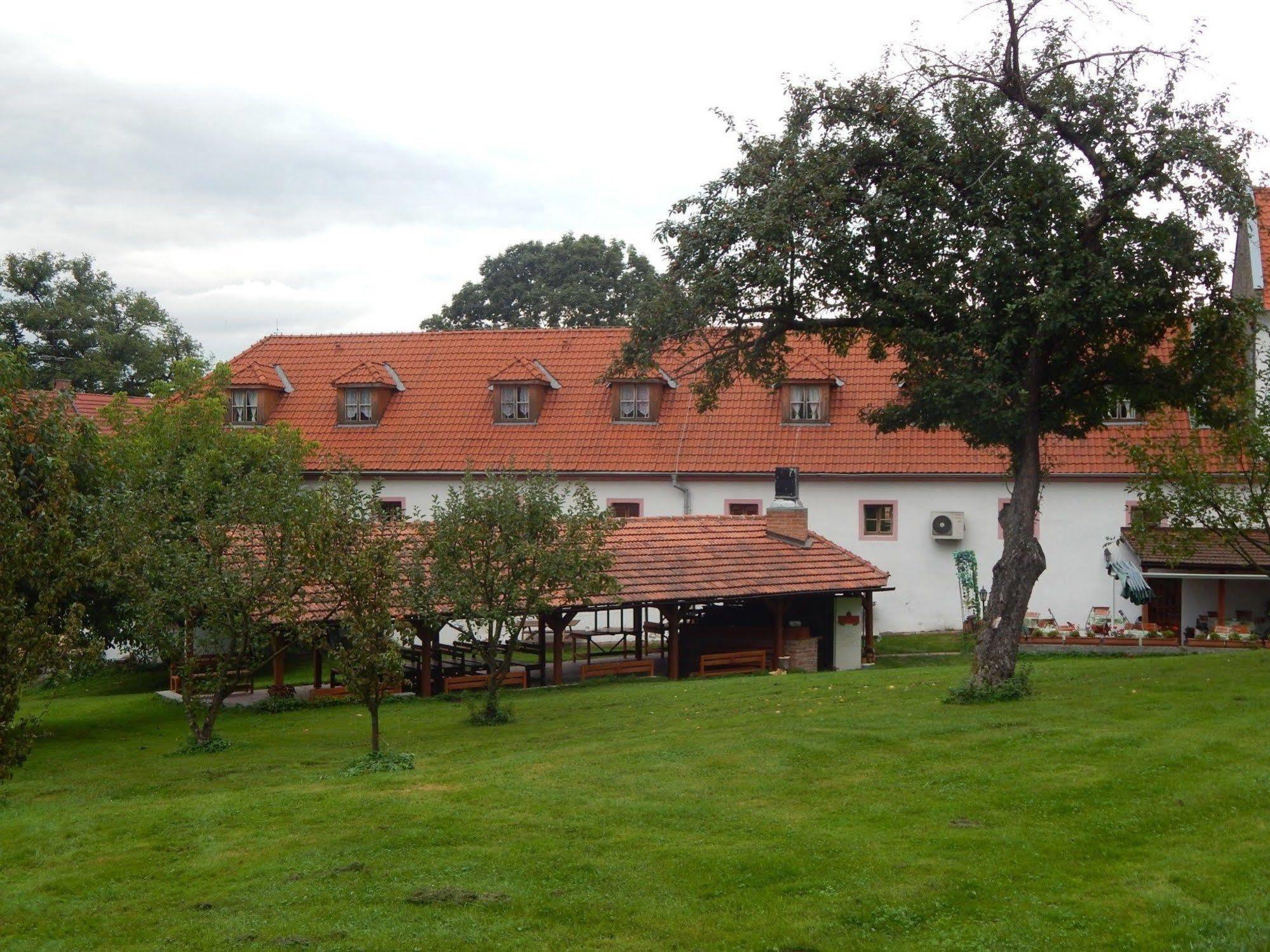 Penzion Zámek Lešany Netvořice Exterior foto